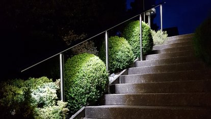Treppe im Garten wird durch LED-Handlauf beleuchtet.